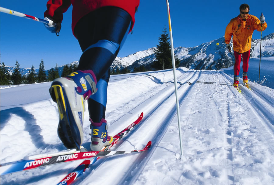 Лыжники классический ход. Лыжница коньковый ход. Беговые лыжи классический ход. Лыжный спорт классический ход. Классический ход на лыжах.